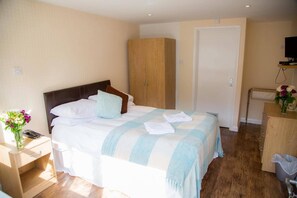 Habitación estándar doble, 1 cama doble | Escritorio, tabla de planchar con plancha, wifi gratis y ropa de cama
