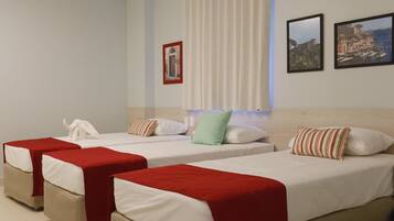 Frigobar, cofres nos quartos, escrivaninha, cortinas blackout