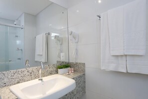 Shower, free toiletries, hair dryer, towels - Portofino Hotel (Teresina)