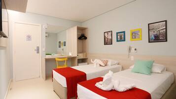 Minibar, caja de seguridad en la habitación y escritorio