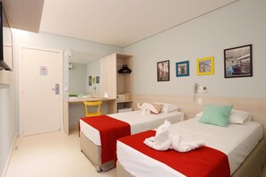 Minibar, caja fuerte, escritorio y cortinas opacas