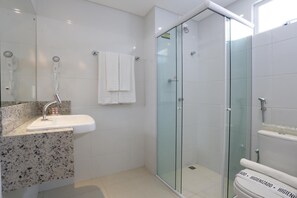 Dusche, kostenlose Toilettenartikel, Haartrockner, Handtücher