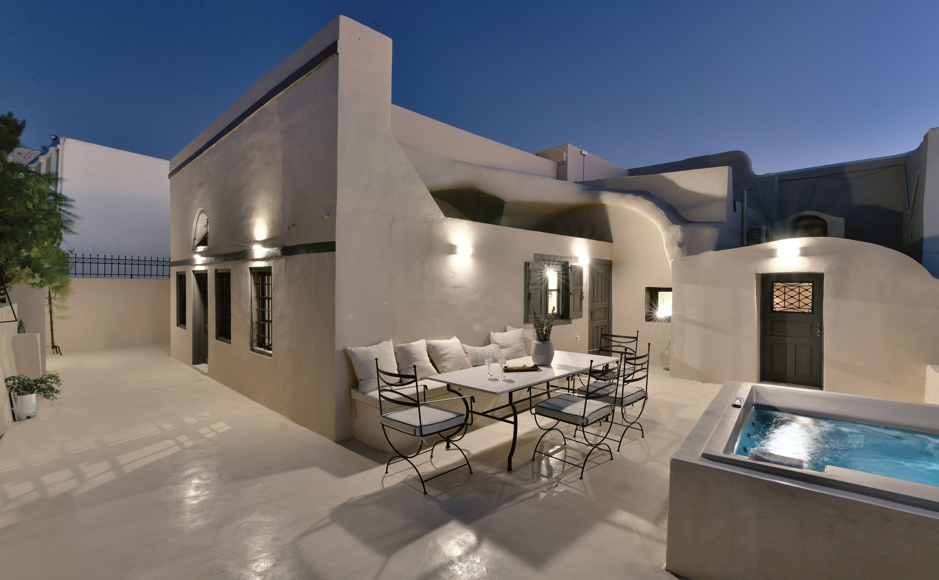 Une terrasse extérieure moderne dotée d’une piscine, d’un espace salon et d’un escalier menant à un niveau supérieur.