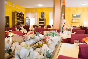 Déjeuner, dîner et souper servis sur place