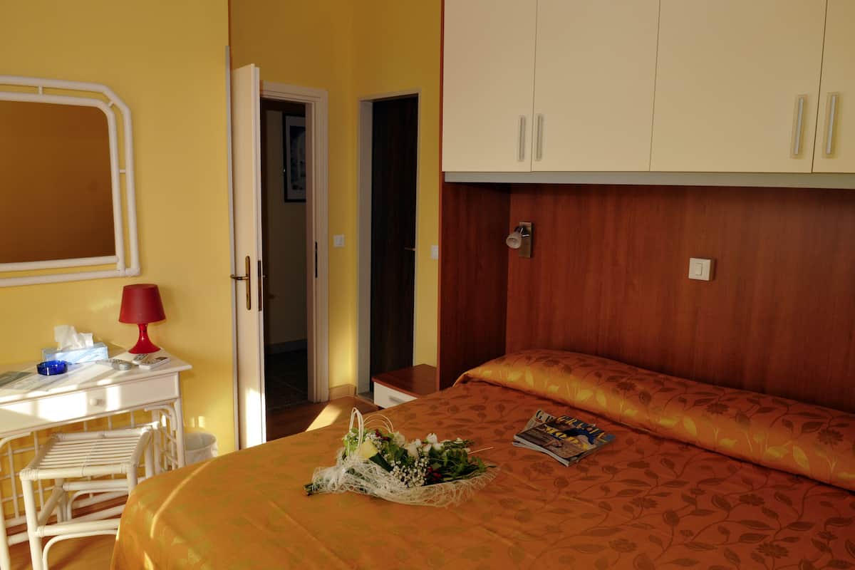 Doppel- oder Zweibettzimmer