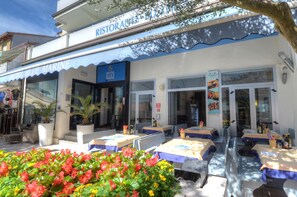 Petit déjeuner, déjeuner et dîner servis sur place