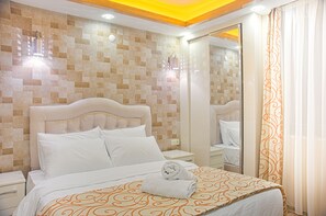 A hotel room with a bed, a nightstand, a mirror, and a shower area. - Best Fulya Apart (Istanbul)