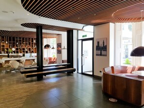 Lobby sitting area - Mowbray Court Hotel (London)
