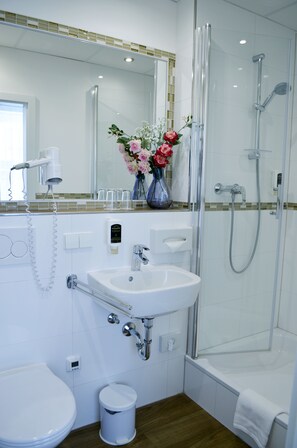 Toalettartikler (inkludert), hårføner og håndklær