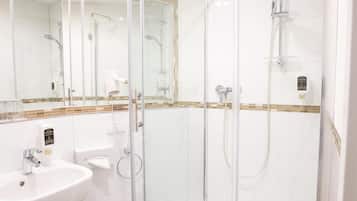 Đồ dùng nhà tắm miễn phí, máy sấy tóc, khăn tắm