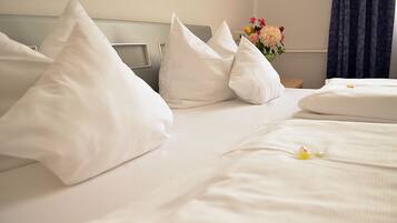 Minibar, caja de seguridad en la habitación y escritorio