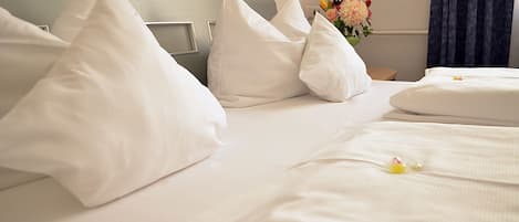 Minibar, coffres-forts dans les chambres, bureau