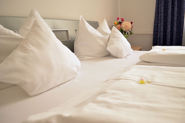 Minibar, caja de seguridad en la habitación y escritorio