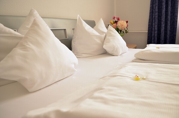 Kamar Double | Minibar, brankas, meja kerja, dan setrika/meja setrika