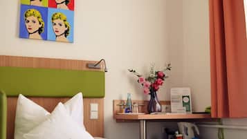 Eenpersoonskamer | Een minibar, een kluis op de kamer, een bureau