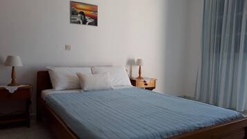 Tabla de planchar con plancha, wifi gratis y ropa de cama