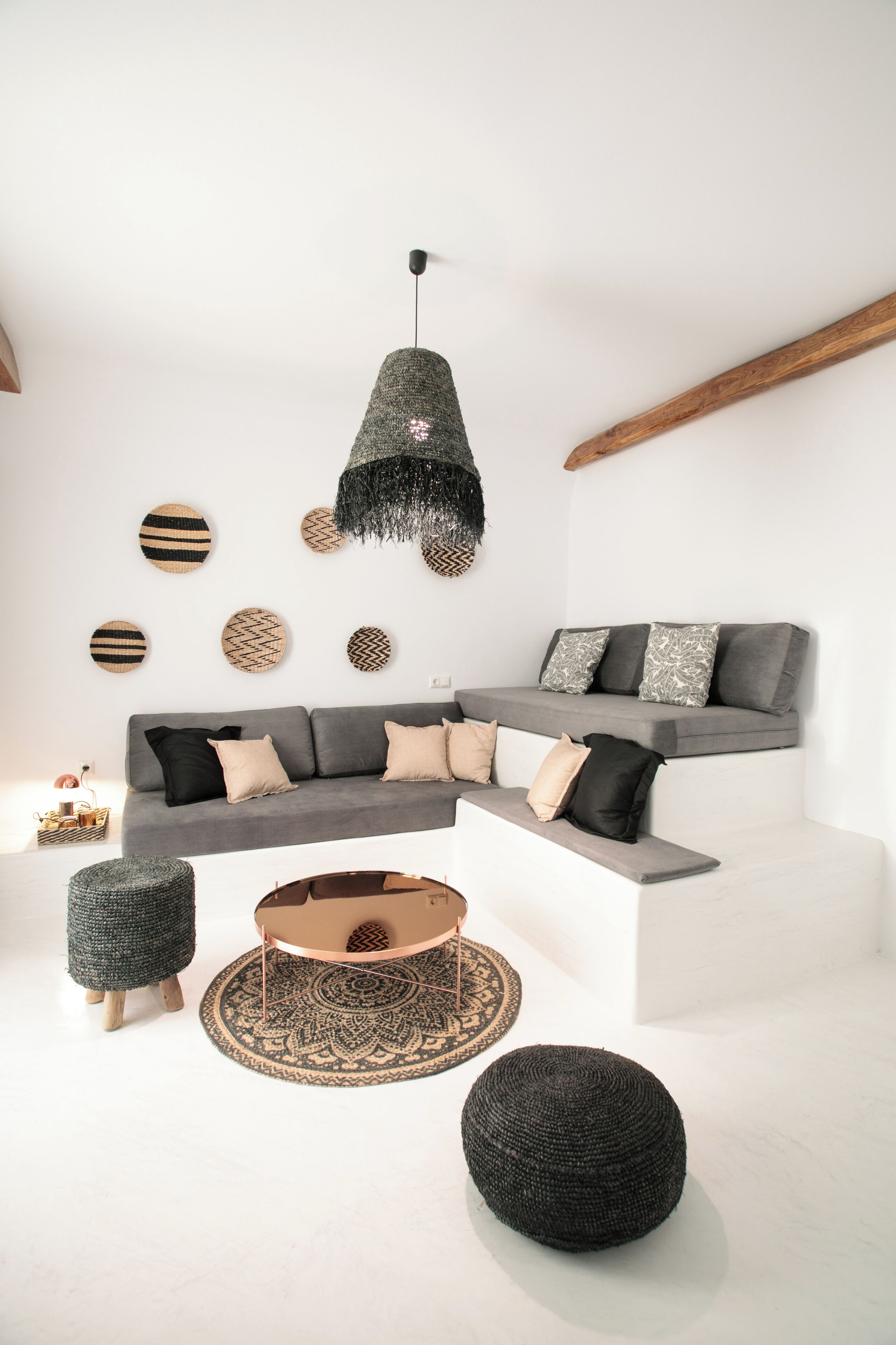 Naxian Suite with Sea View | Oppholdsområde | En 43-tommers plasma-TV med Parabol-TV samt TV