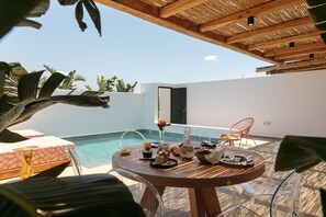2 Bedroom Golden Suite with Private Pool | Wohnbereich | 43-Zoll-Plasmafernseher mit Satellitenempfang, Fernseher