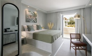 Deluxe Suite With Private Hot Tub (Queen Bed & Sofa Bed) | Egyptiske bomuldslagner, premium-sengetøj, pengeskab på værelset