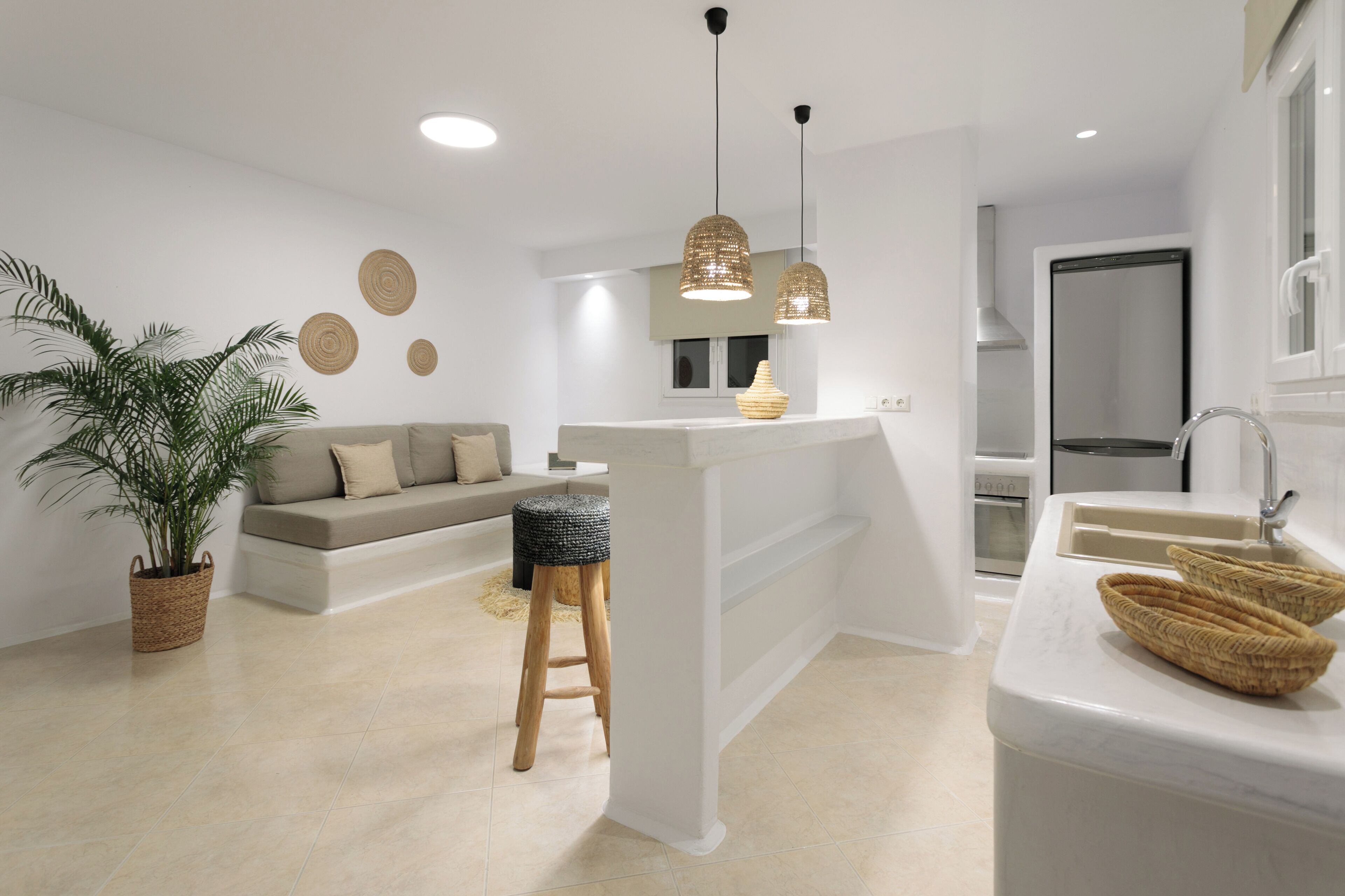 Two Bedroom Grand Family Suite | Coin séjour | Télévision à écran plasma de 43 pouces avec chaînes par satellite