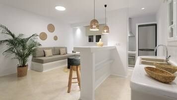 Two Bedroom Grand Family Suite | Coin séjour | Télévision à écran plasma de 43 pouces avec chaînes par satellite