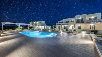 Piscine extérieure, parasols de plage, chaises longues