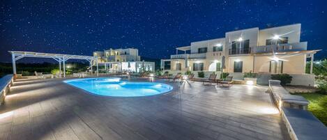 Außenpool, Sonnenschirme, Liegestühle