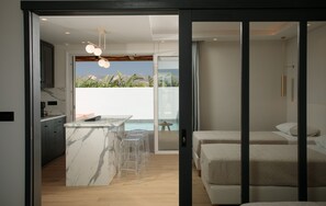 2 Bedroom Golden Suite with Private Pool | Ruang tamu | 43 inci televisyen plasma dengan satelit, TV 