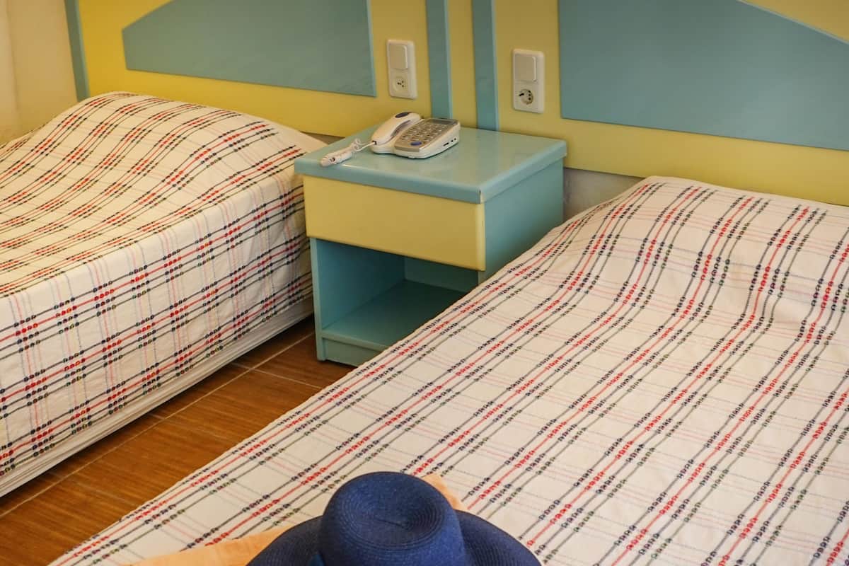 Chambre Standard | Bureau, lit de bébé (gratuit), lits d’appoint, accès au Wi-Fi (inclus)