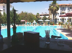 Outdoor pool, pool umbrellas, sun loungers - Bezay Hotel (Fethiye)