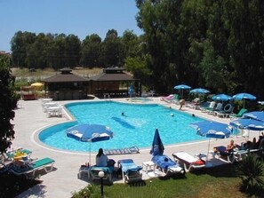 Outdoor pool, pool umbrellas, sun loungers - Bezay Hotel (Fethiye)