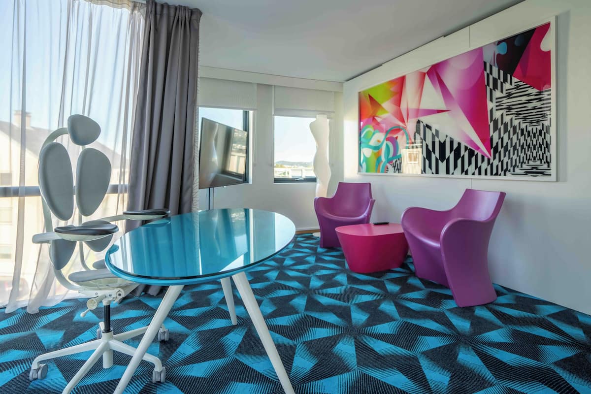 Signature Suite, 1 Queen Bed | Living area | 40-inch flat-screen TV with satellite channels, TV
