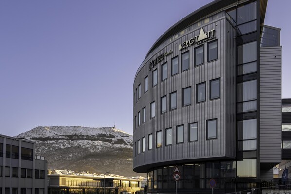 En moderne bygning med skilt, der viser 'Hotel Restaurant'.