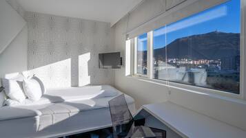 Signature Single Room, 1 Bedroom | Premium bedding, pillowtop beds, individually furnished, desk