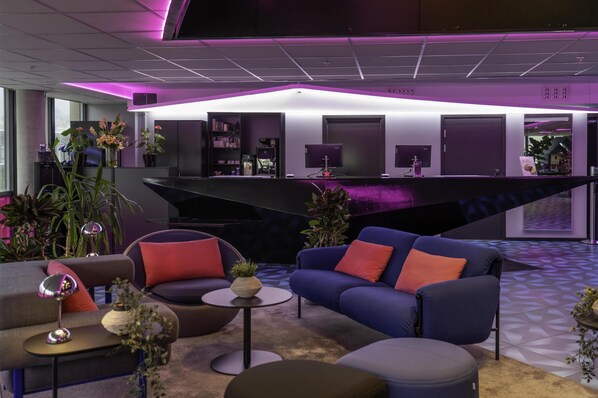 A modern lounge area with sofas, a coffee table, and a reception desk. - Prize by Radisson, Solheimsviken Bergen (Bergen)