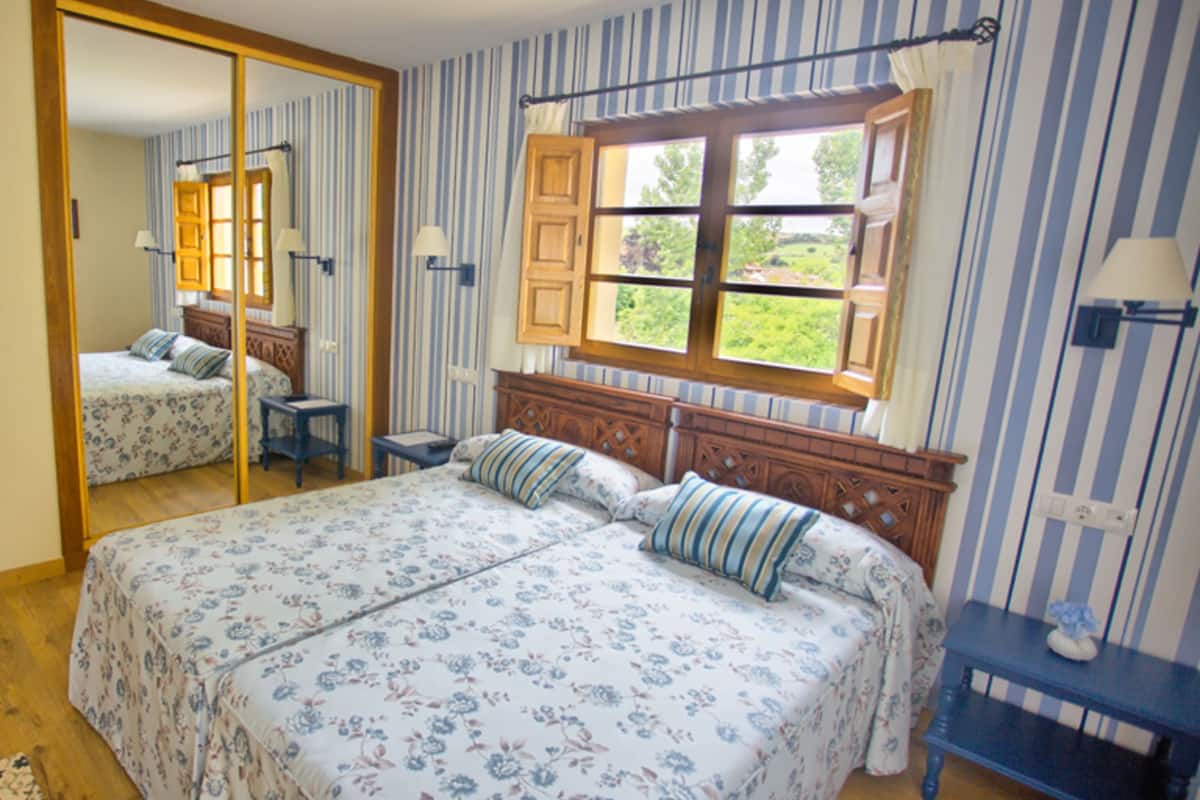 double room | in-room safe, individually decorated, individually furnished, desk