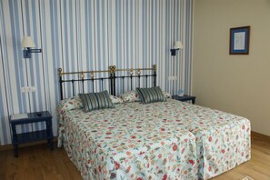 Double Room | In-room safe, individually decorated, individually furnished, desk - Hotel Colonial de Santillana (Santillana del Mar)