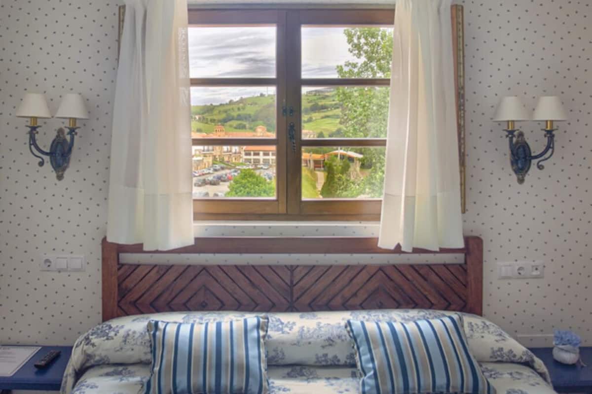 triple room | in-room safe, individually decorated, individually furnished, desk