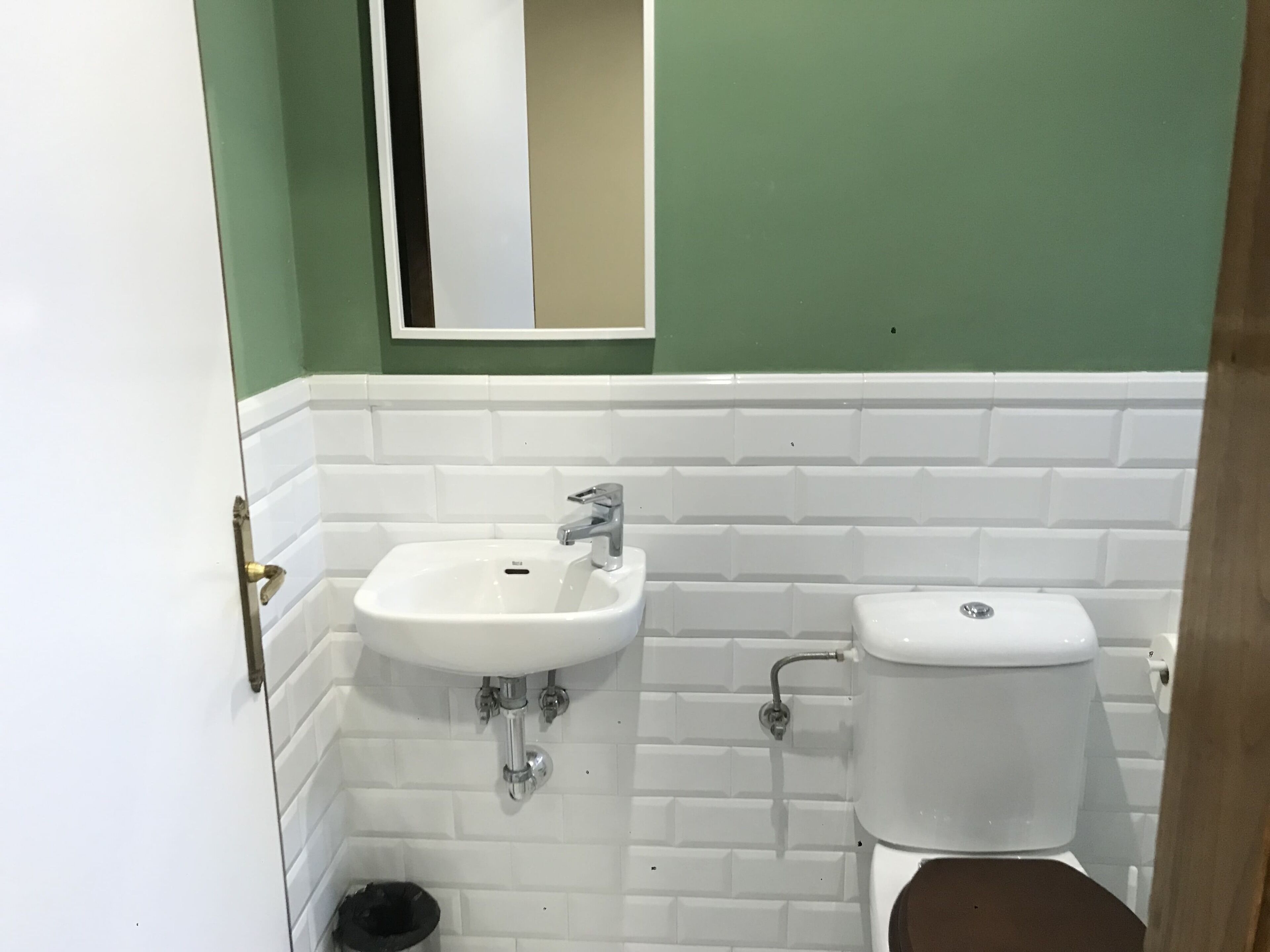 single room | bathroom | shower, free toiletries, hair dryer, towels