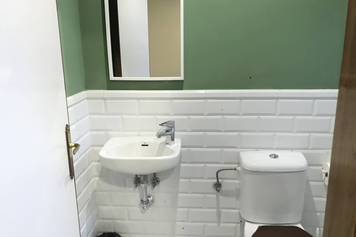 single room | bathroom | shower, free toiletries, hair dryer, towels