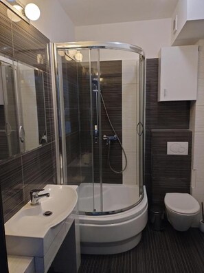 Apartment, 1 Schlafzimmer, Terrasse | Badezimmer | Dusche, Haartrockner, Handtücher, Seife