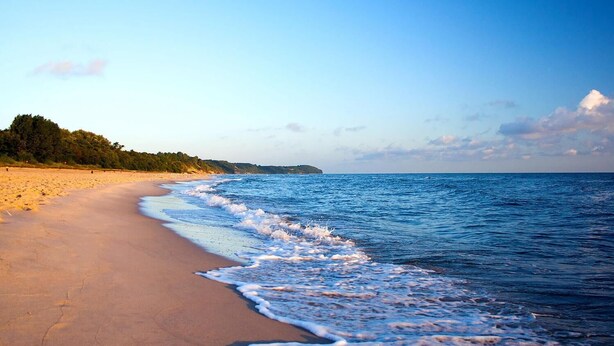 A beach with a sandy shore and calm waves. - Family Homes - Apartamenty Rzemieślnicza (Władysławowo)