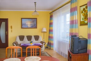 Apartment, 1 Schlafzimmer, Balkon | Wohnzimmer | Flachbildfernseher