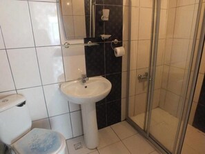 Shower, free toiletries, hair dryer, slippers - Pera Suites & Studios (Istanbul)