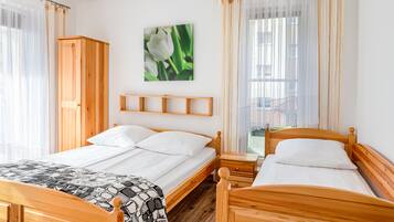 Apartment, 2 Schlafzimmer | 1 Schlafzimmer, schallisolierte Zimmer, Babybetten, Bettwäsche