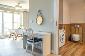 Căn hộ, 1 phòng ngủ | Khu phòng khách | TV màn hình phẳng 