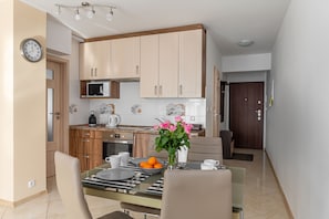 Appartement, 2 chambres, balcon | Cuisine privée | Réfrigérateur, micro-ondes, cafetière/bouilloire, bouilloire électrique