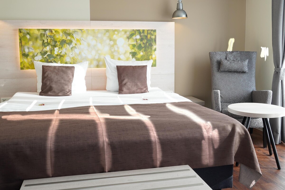 Standard Room, 1 King Bed | Minibar, in-room safe, desk, soundproofing