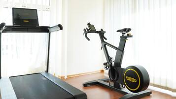 Un gimnasio en casa con cinta de correr y bicicleta estática.