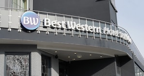 A hotel sign with the name 'Best Western Hotel St. Michael'. - Best Western Hotel St. Michael (Morbach)
